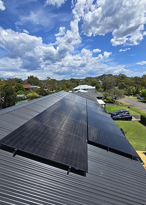 Jinko Solar Panels – High Output, Reliable and Affordable | Bright Future Energy Jinko solar panels on a Sydney home delivering high output and reliable, affordable performance for residential solar panels in NSW.